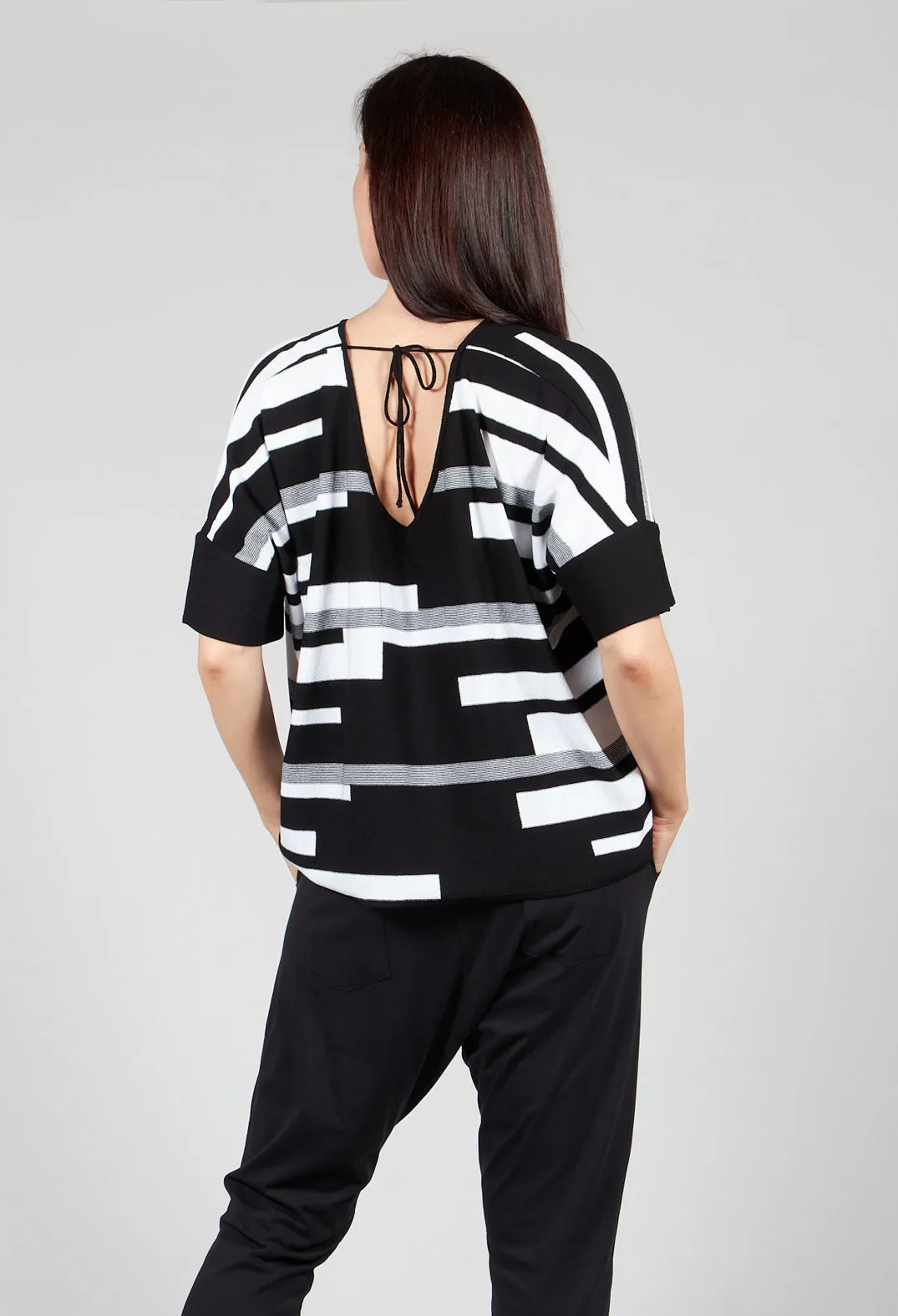 Cropped Short Sleeve Jumper in Black and White